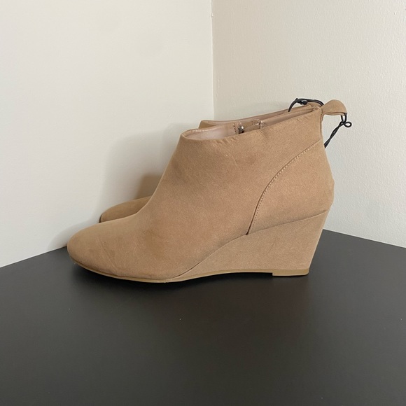 FOREVER 21 - FAUX SUEDE PLATFORM BOOTIES-SIZE 10 - Picture 3 of 7